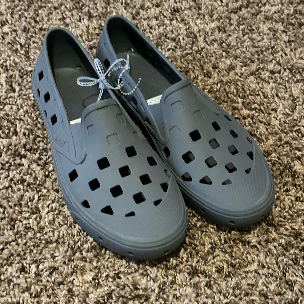 NWT Women’s size 10 Vans Trek Slip on shoes